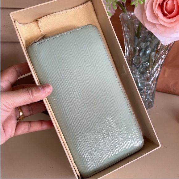 Authentic Louis Vuitton long wallet - Picture 13 of 13